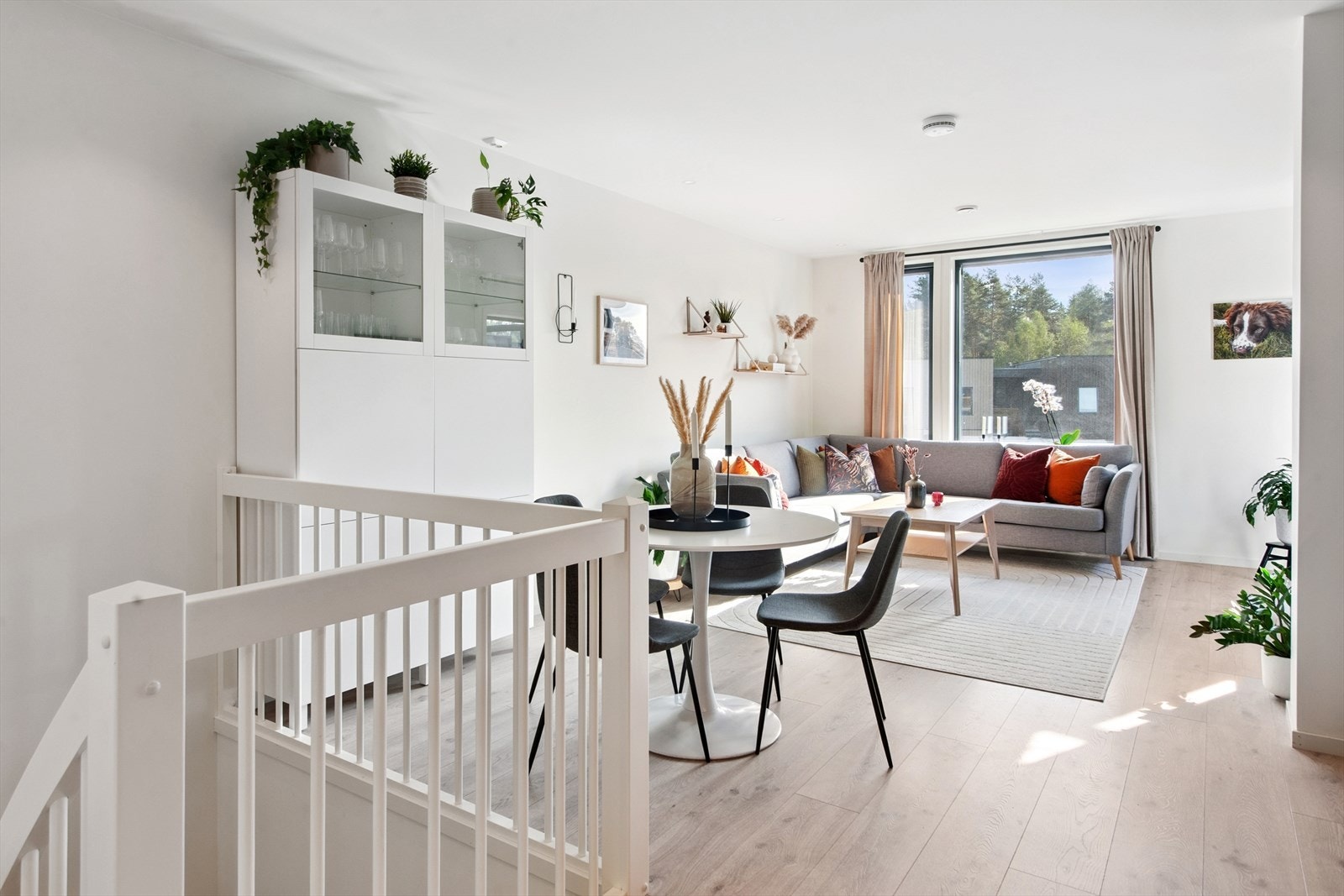 I andre etasje finner du en lys og åpen stue- og kjøkkenløsning. Galleribilde