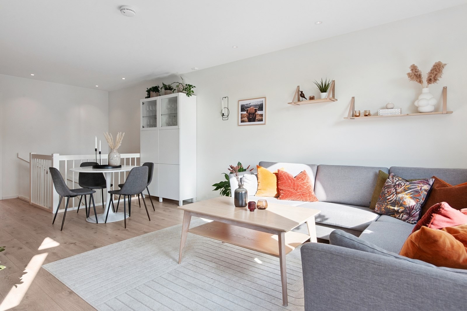 Den åpne planløsningen gir en sosial og luftig atmosfære i boligens hovedetasje. Galleribilde