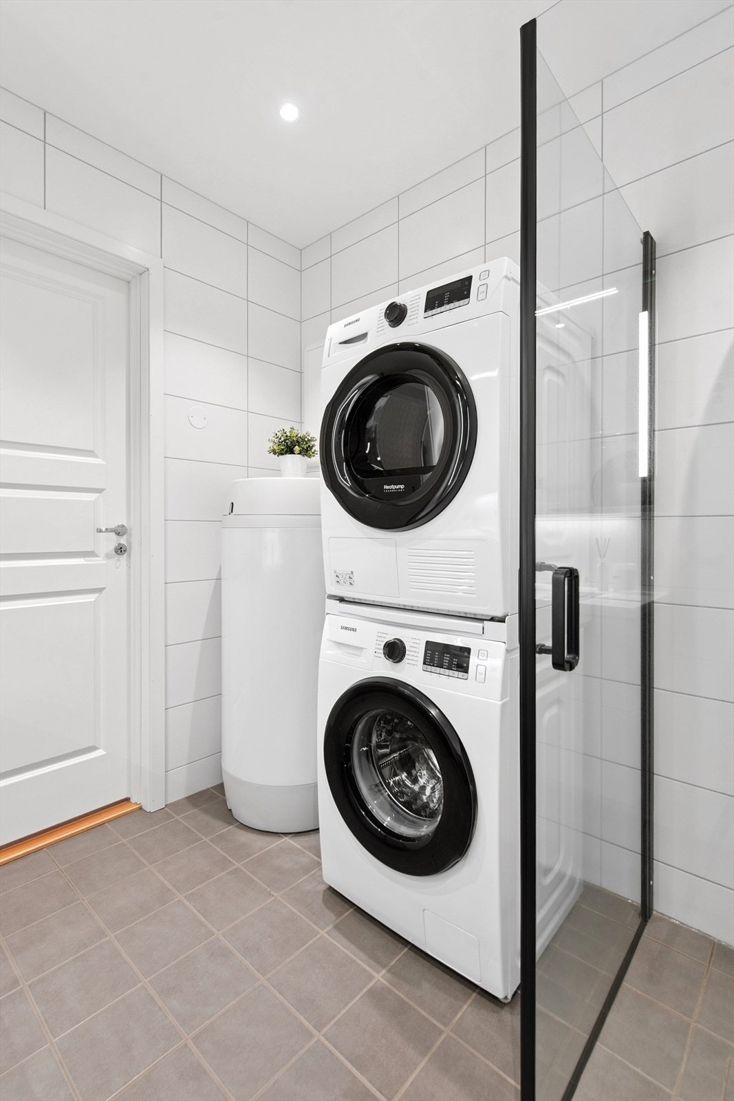 Rommet har opplegg for vaskemaskin, elektriske varmekabler og balansert ventilasjon. Galleribilde