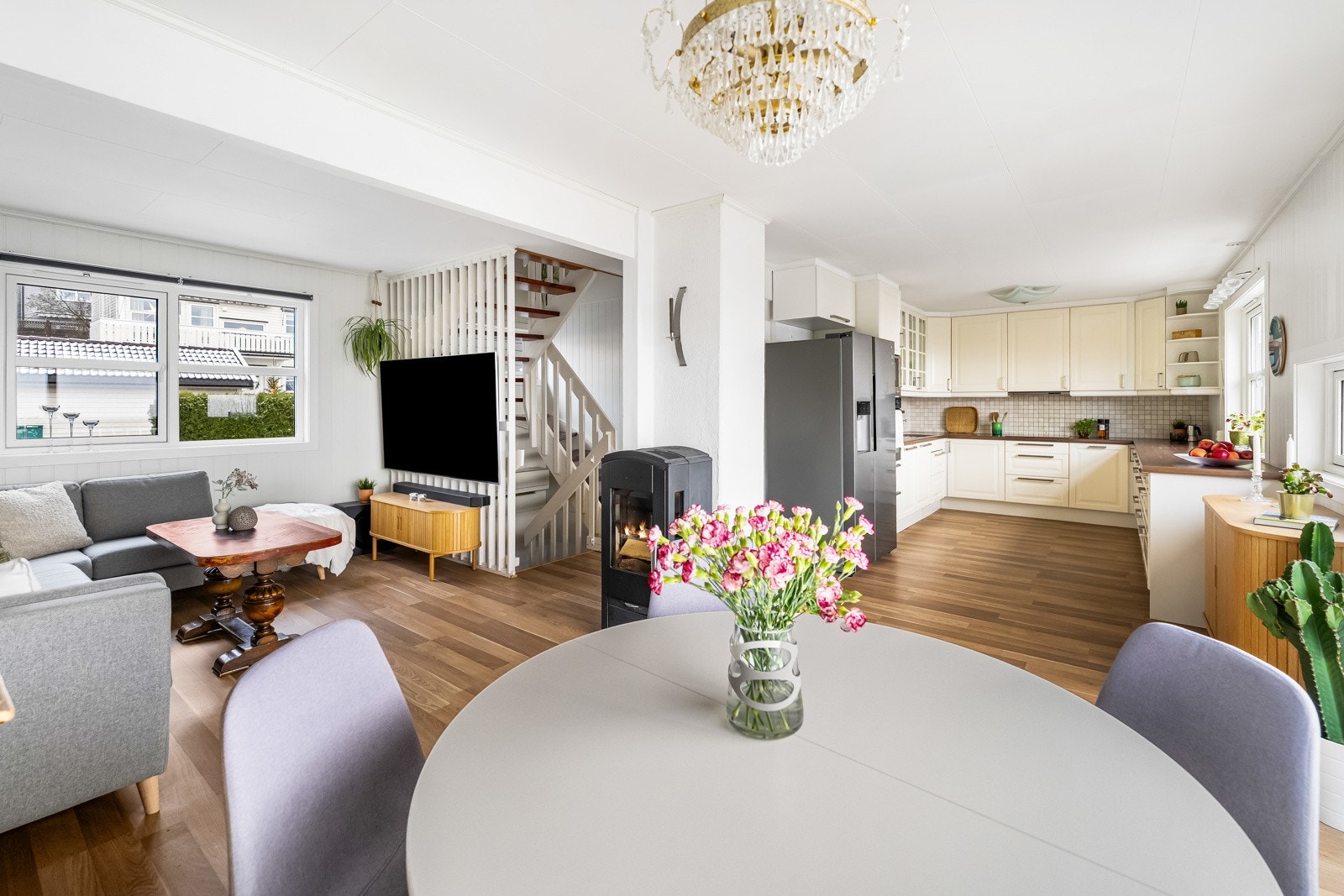 Stue og kjøkken. Lyst og innbydende. Vinduene ble byttet i 2021. Galleribilde