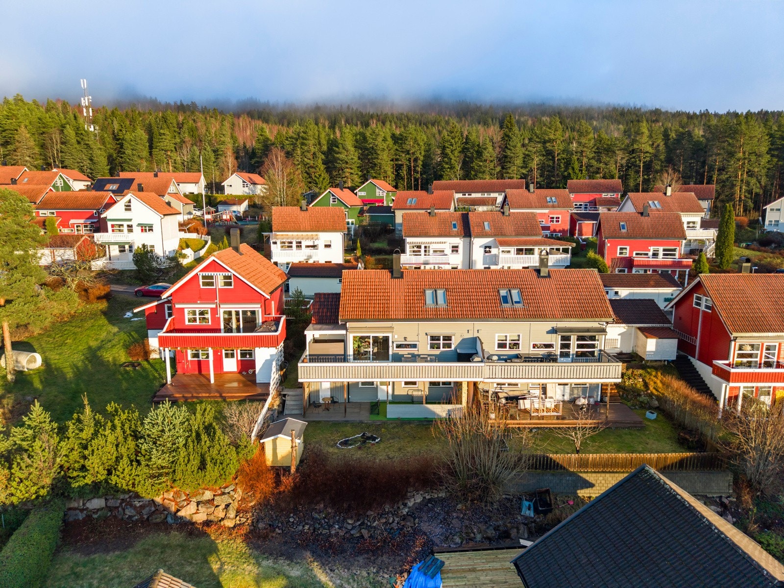 Boligen har to eksterne uteboder, en bod underliggende garasjerom/veranda, samt en utebod i tilknytning til boligens inngangsparti. Galleribilde