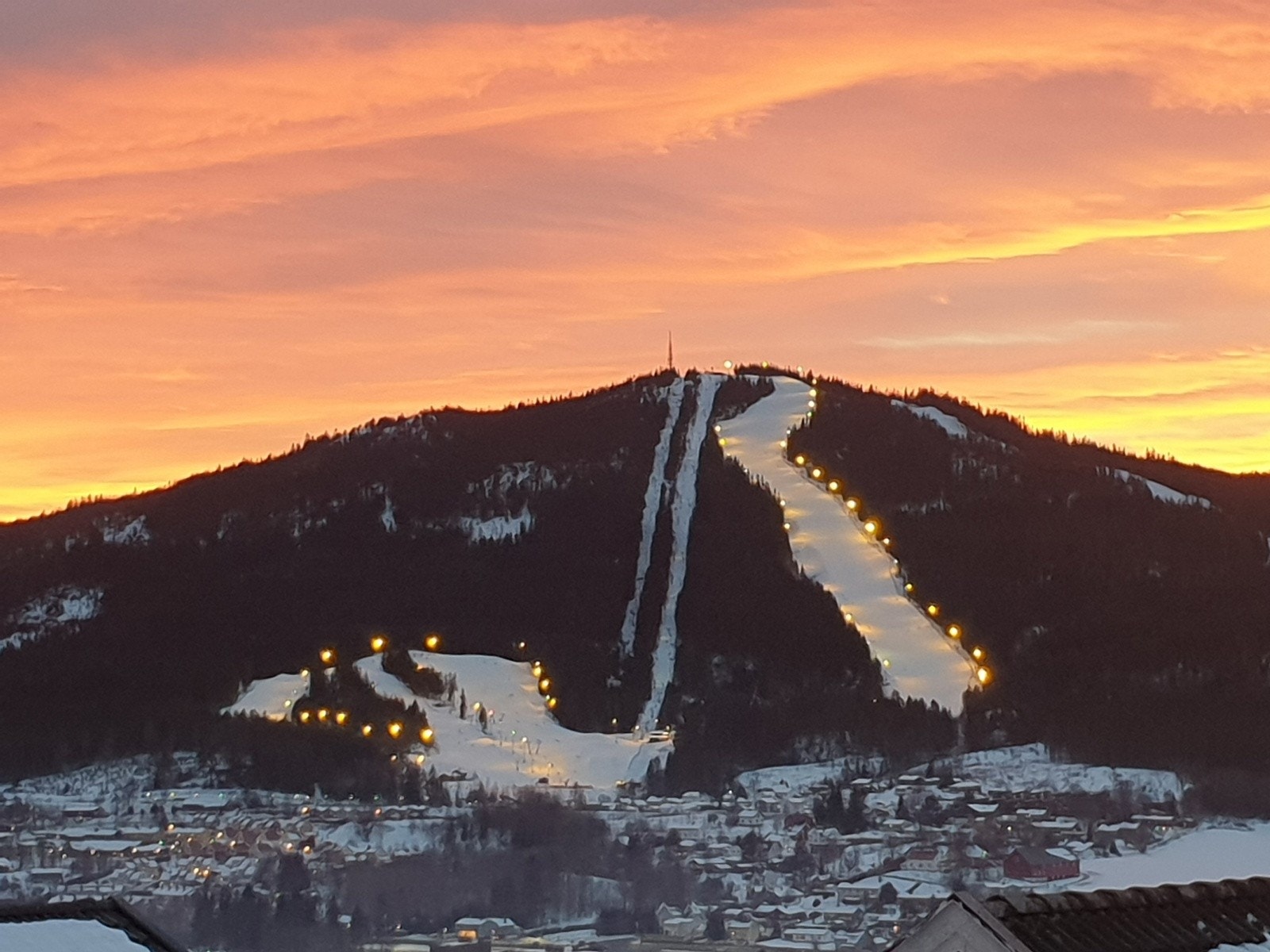 Bilde fra selger. Varingskollen. Et av de største alpinsenterene du finner i Oslo-området! Det er varierte bakker for alle ferdighetsnivåer. Galleribilde