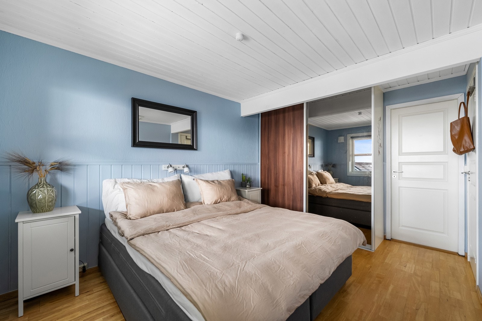 Hovedsoverom. Garderobe og inngang til bod. Galleribilde