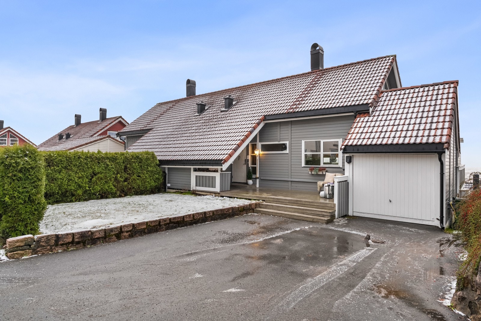 Innholdsrike boligen med 5/6 soverom, 2 bad, vaskerom, garasje og gårdsplass. Nyere vinduer. Galleribilde