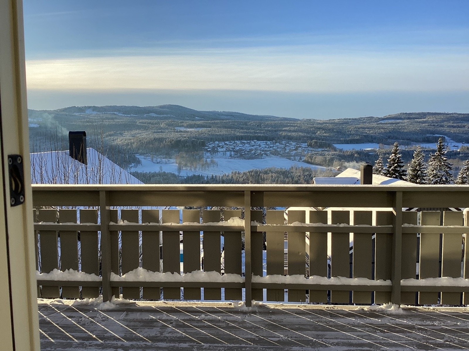 Ekte bilde: Dette bildet er tatt av megler fra skyvedøren til terrassen i stua 1.etg. Ingen redigering og ikke filter. Boligen ligger meg et bra til på øvre del av feltet. Kveldssol og panoramautsikt. Veranda ble utvidet ca. 2012. Galleribilde