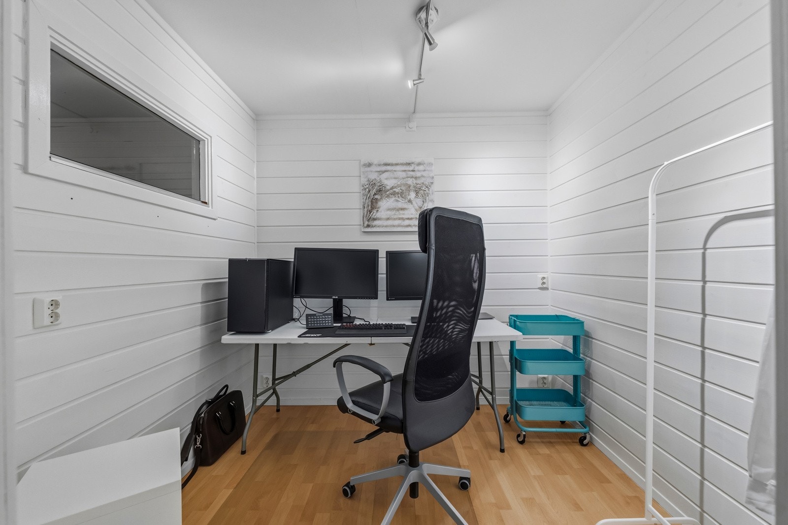 Innredet rom, benyttes i dag som et kontor. Ikke godkjent for varig opphold. Galleribilde