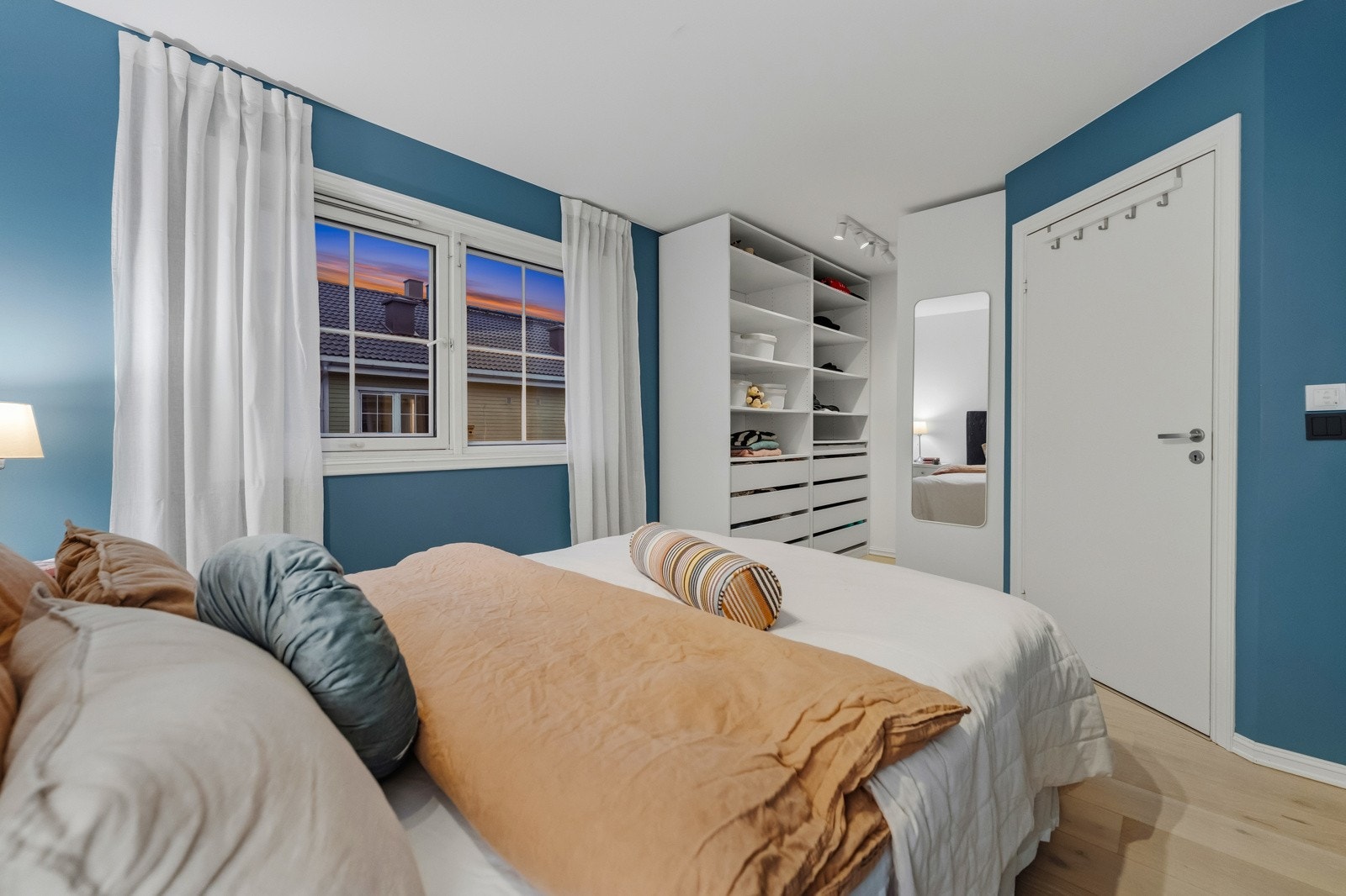 På hovedsoverommet har du ditt eget walk inn closet i en åpen løsning. Galleribilde