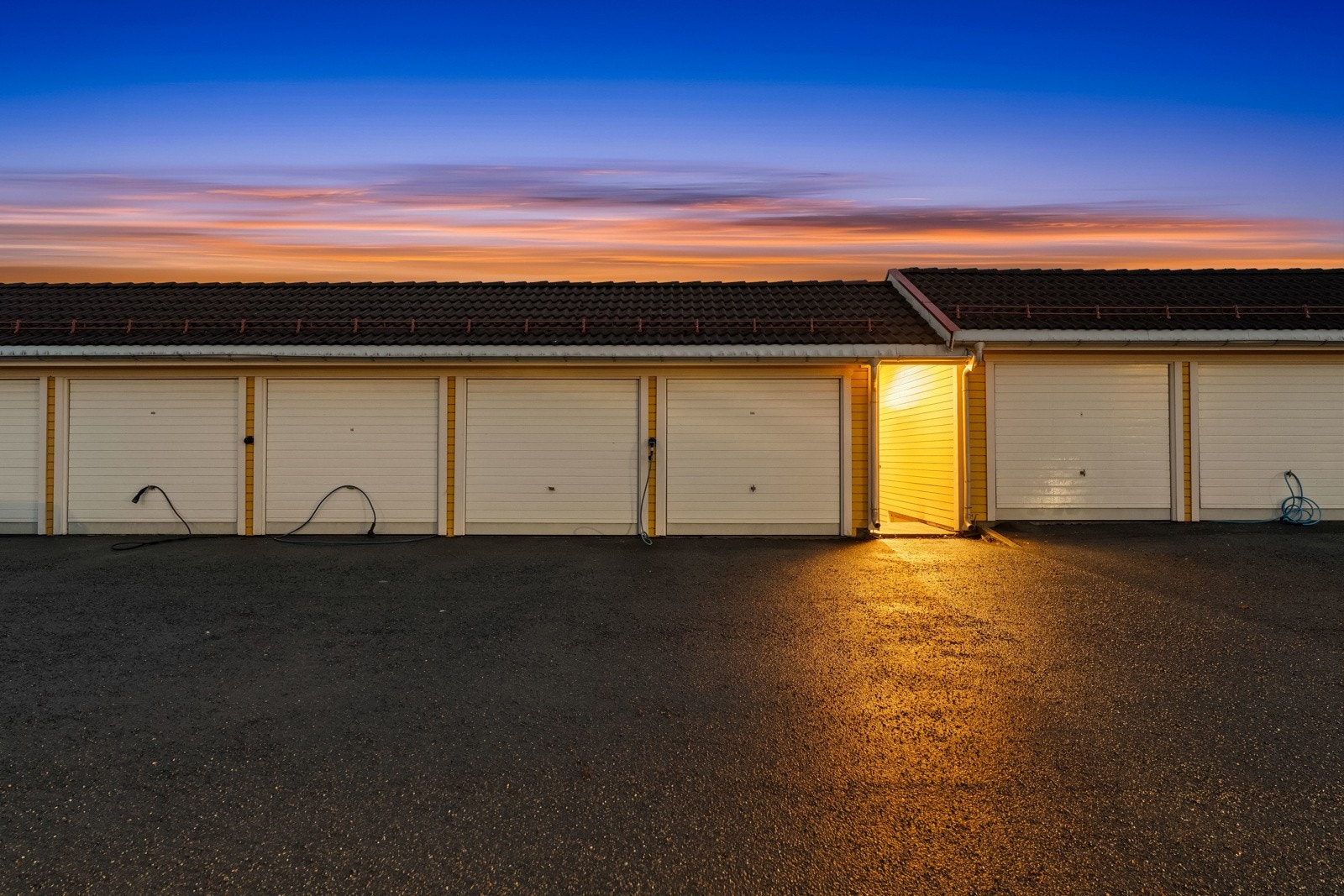 Det følger med en garasjeplass i garasjerekke. Det er installert lader for el-bil. Ellers godt med parkering tilgjengelig. Galleribilde