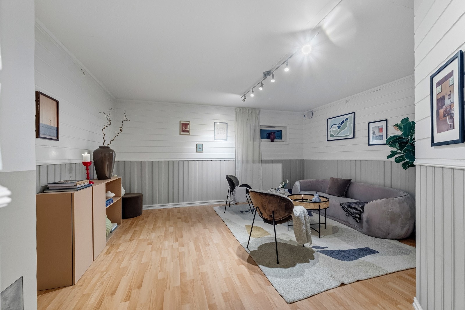 Kjelleren er romslig og per i dag har selger benyttet dette som en ekstra stue som gir fleksible bruksmuligheter. Galleribilde