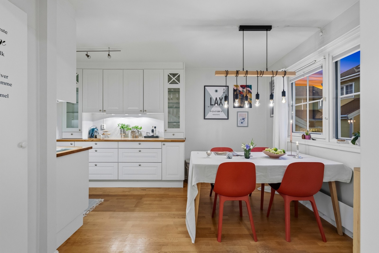 Kjøkkenet er delt inn i to soner. Galleribilde