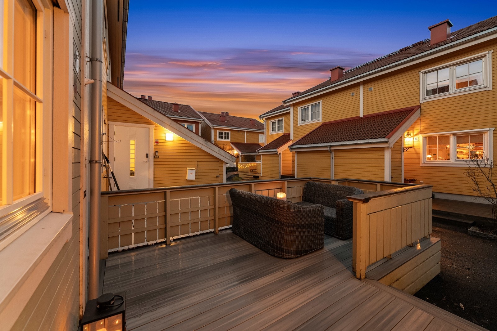 Fra entre har du egen terrasse på ca. 13 kvm med plass til sittegruppe og andre ting man måte ønske. Galleribilde