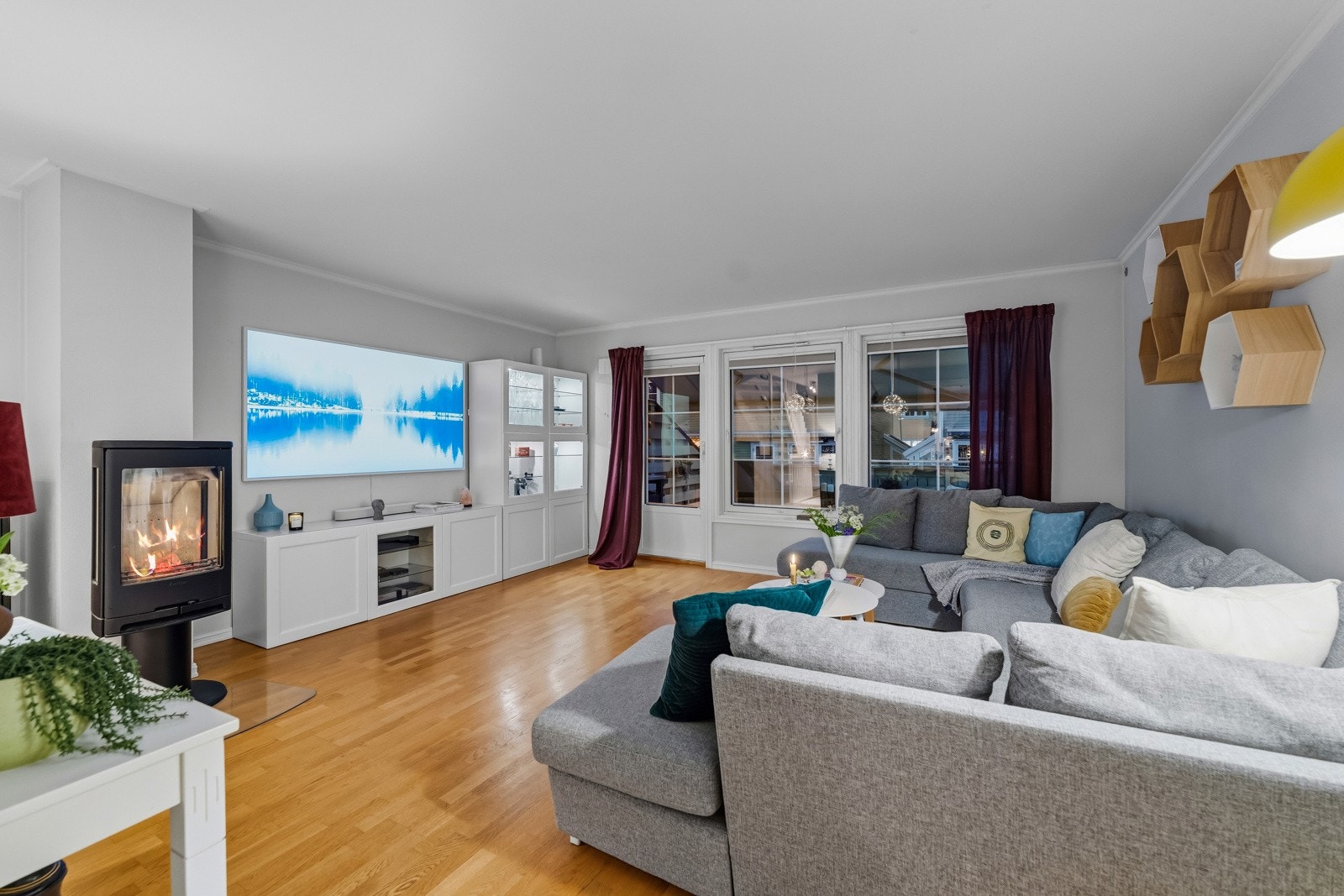 Romslig og innbydende stue med god plass til sittegruppe for hele familien. Store vindusflater gir rikelig med naturlig lys. Galleribilde