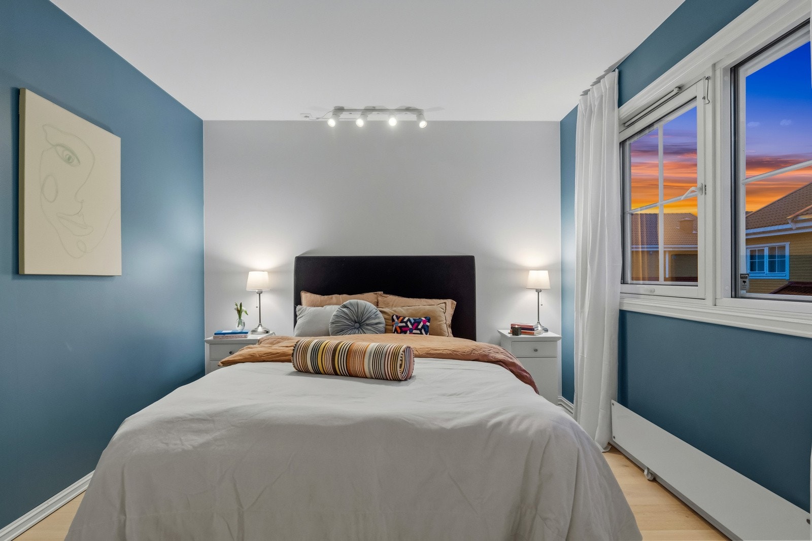 Soverommet ligger for seg selv fra de to andre og her har du plass til dobbeltseng, nattbord og garderobeløsninger. Galleribilde