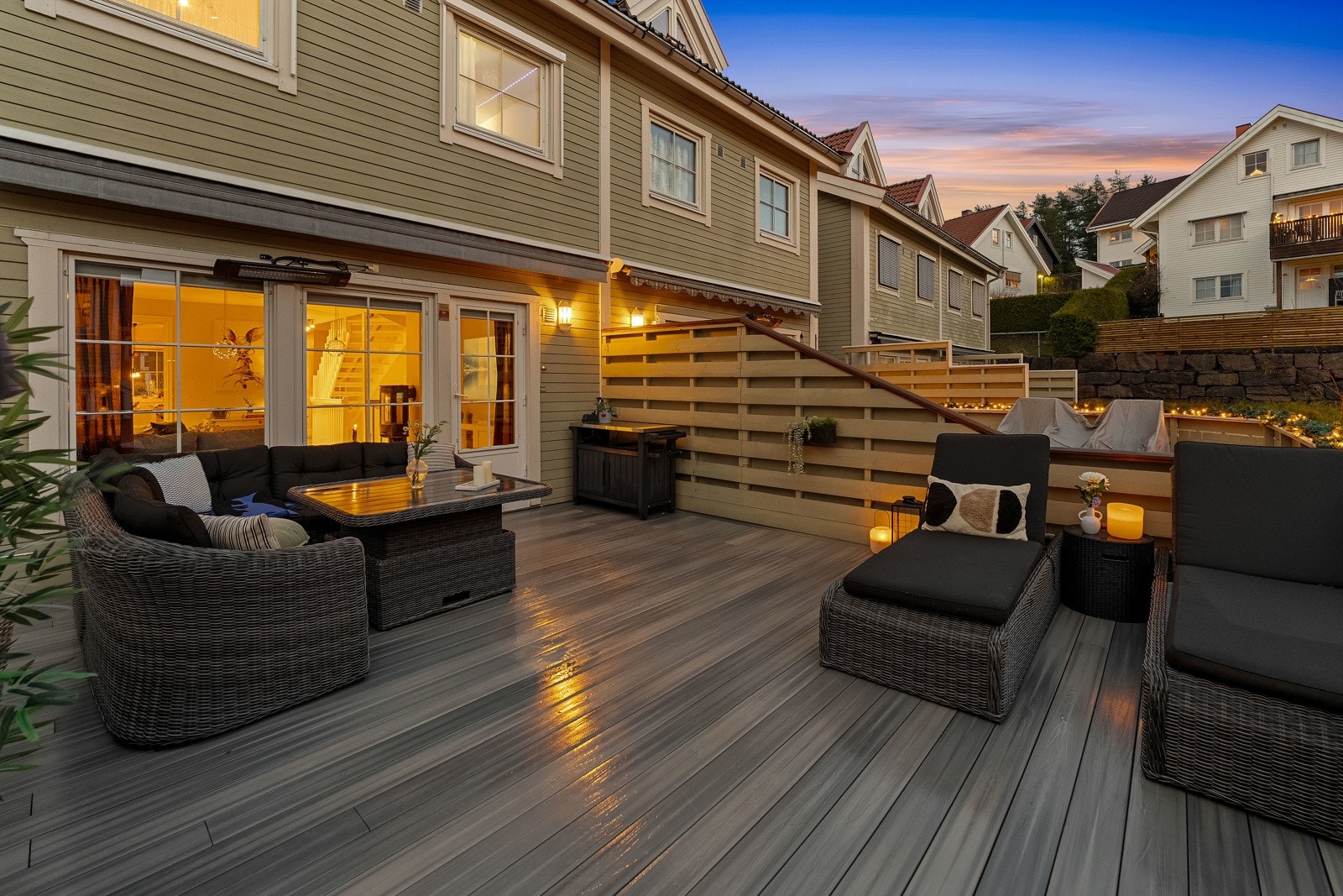 Boligen disponerer to innbydende terrasser - én på fremsiden og én på baksiden. Galleribilde