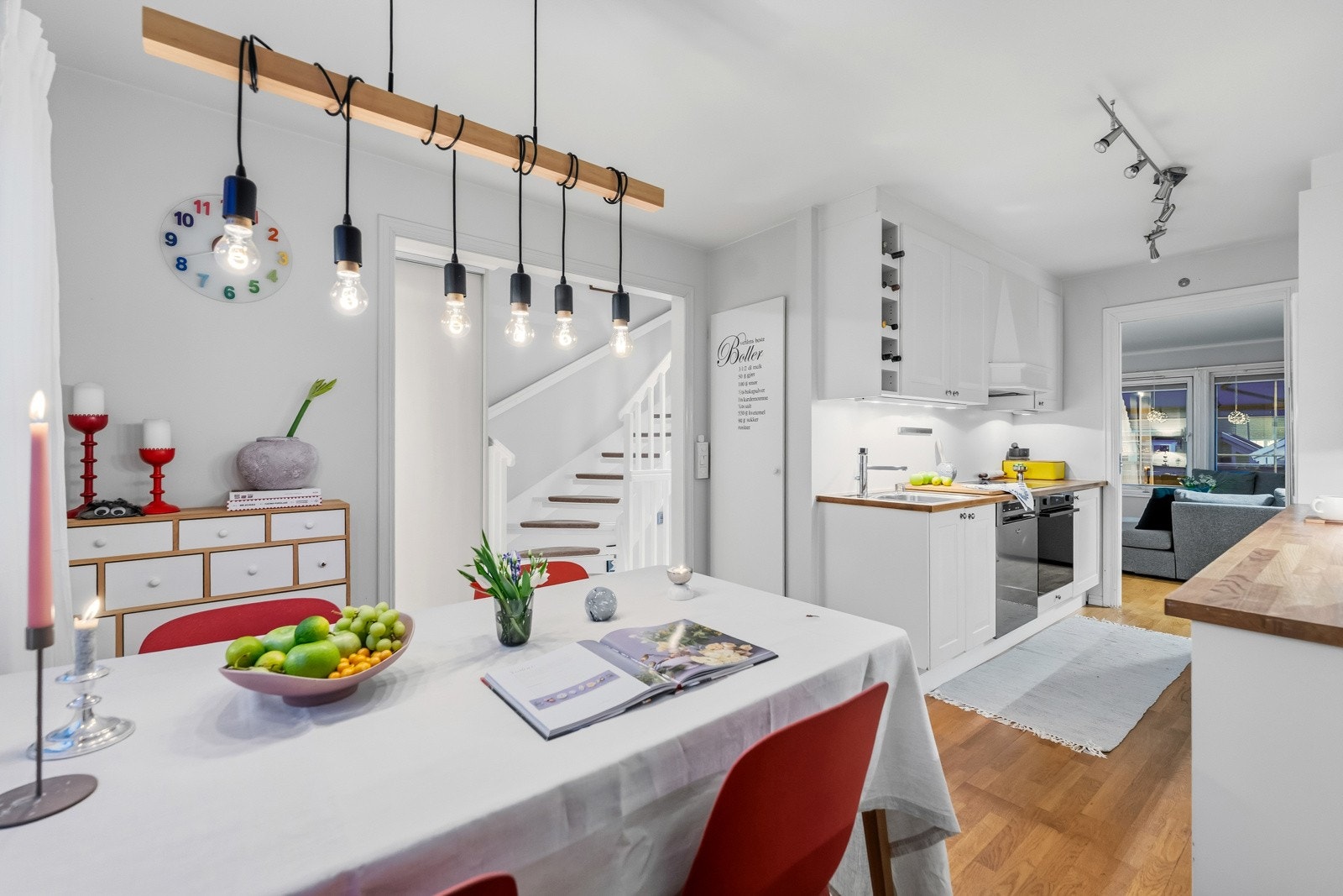 Spiseplass kan enkelt etableres både ved kjøkkenet og i stuen - ideelt for både hverdagsmiddager og sosiale sammenkomster. Galleribilde