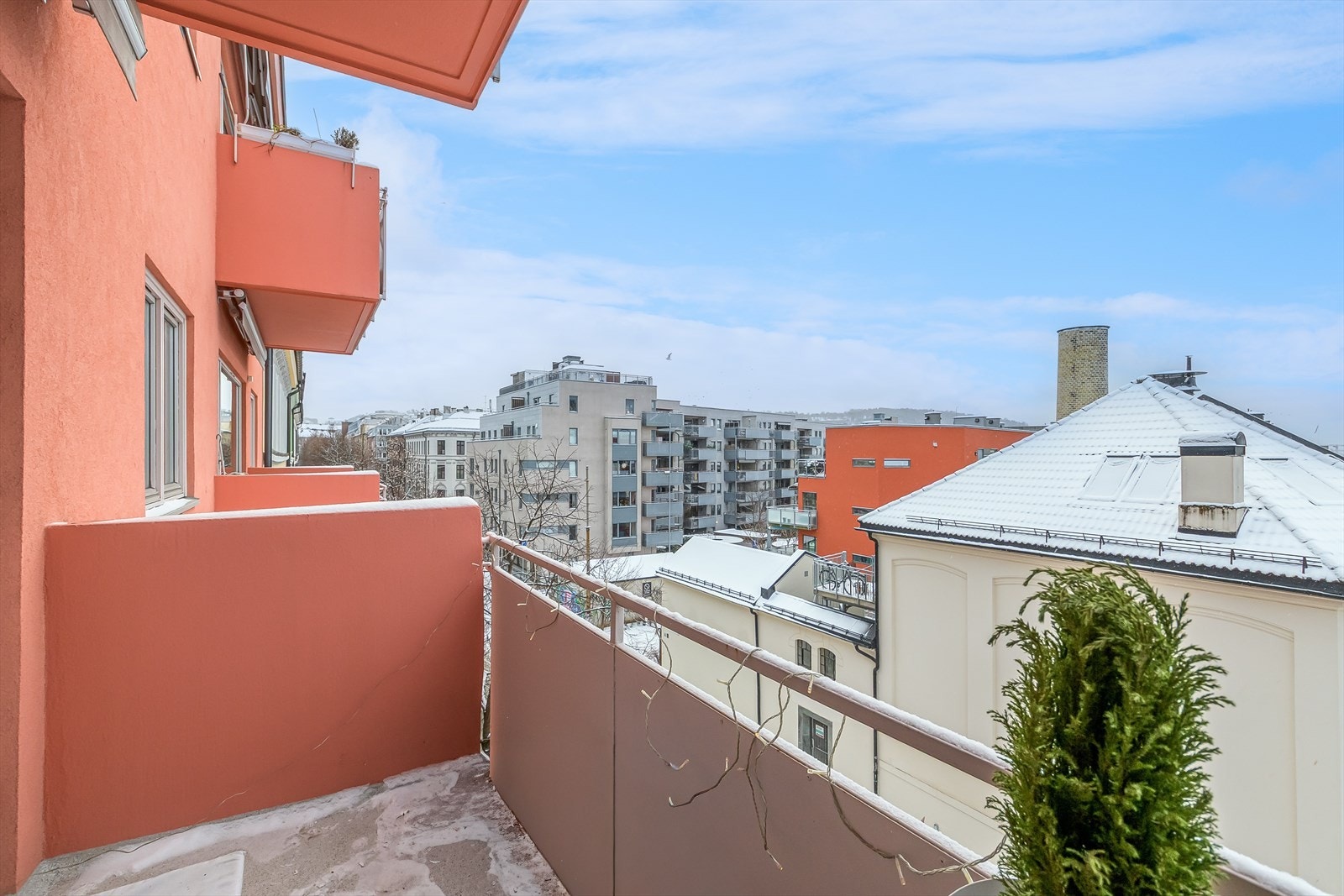 Balkongen gir plass til eget utemøblement, og er en flott forlengelse av stuen på sommertid. Galleribilde