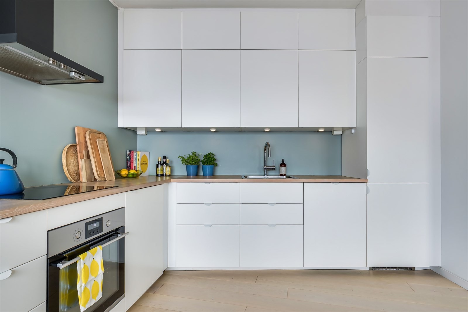 Det lyse kjøkkenet byr på rikelig med skap- og benkplass. Galleribilde