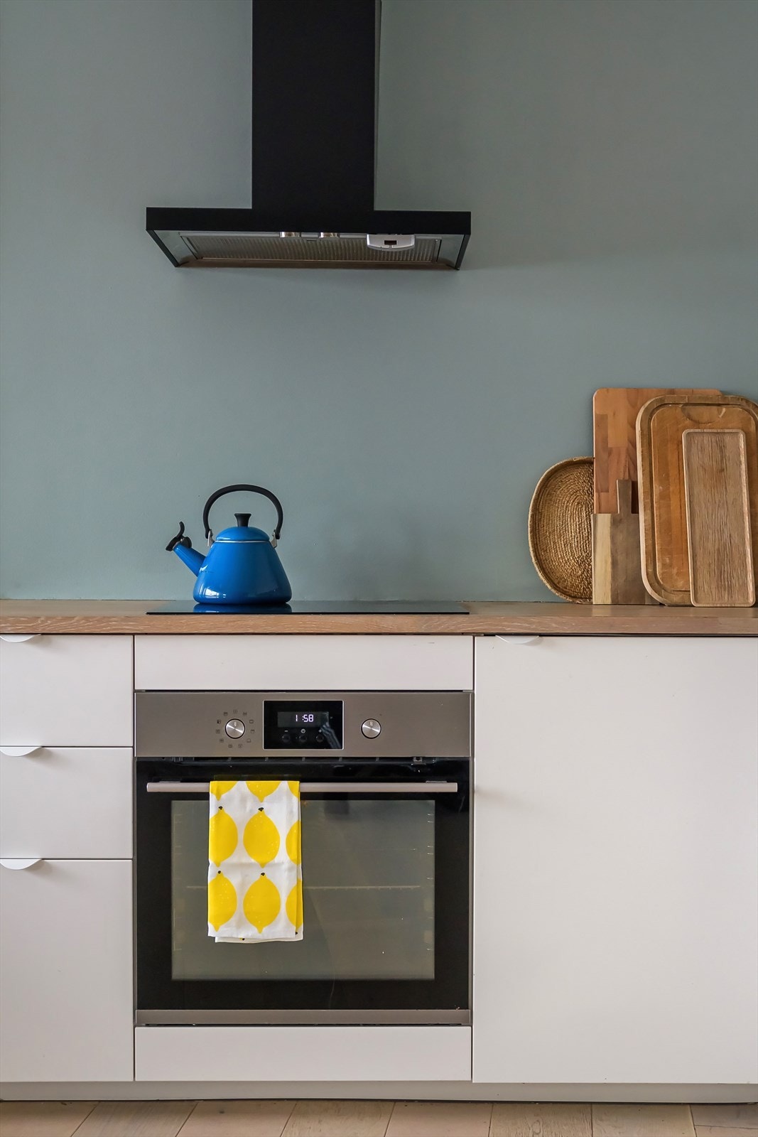 Integrert i innredningen er platetopp, stekeovn, oppvaskmaskin og kjøl/frys. Galleribilde