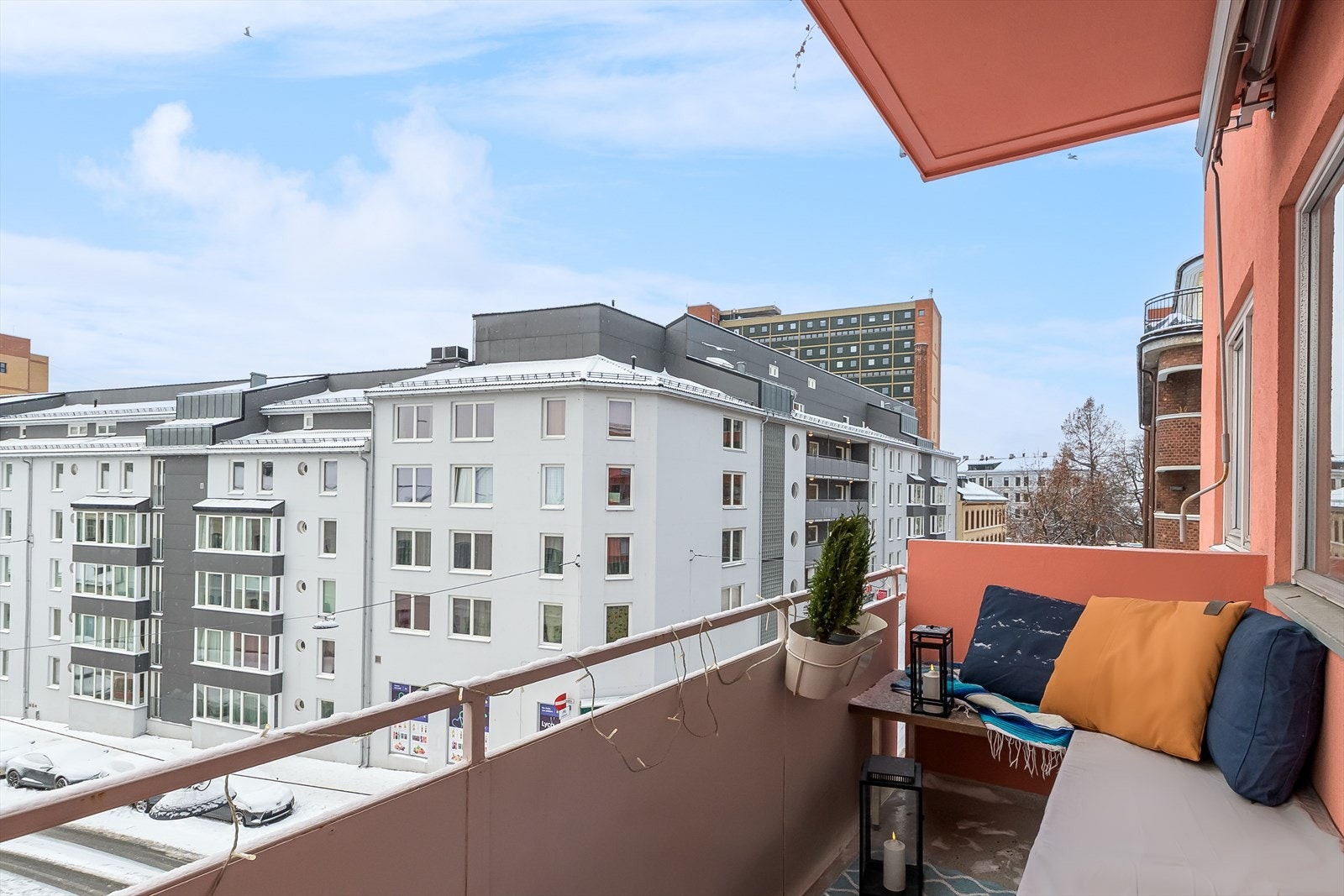 En hyggelig balkong med luftig utsyn. Balkongen har en ny markise fra 2024. Galleribilde