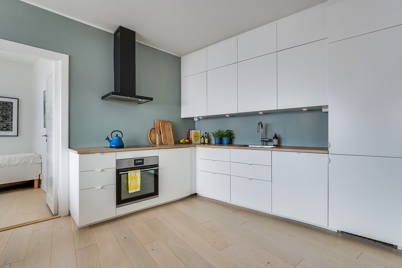 Kjøkkeninnredning er fra 2018 med slette fronter og benkeplate av heltre eik med nedfelt stålkum. Galleribilde