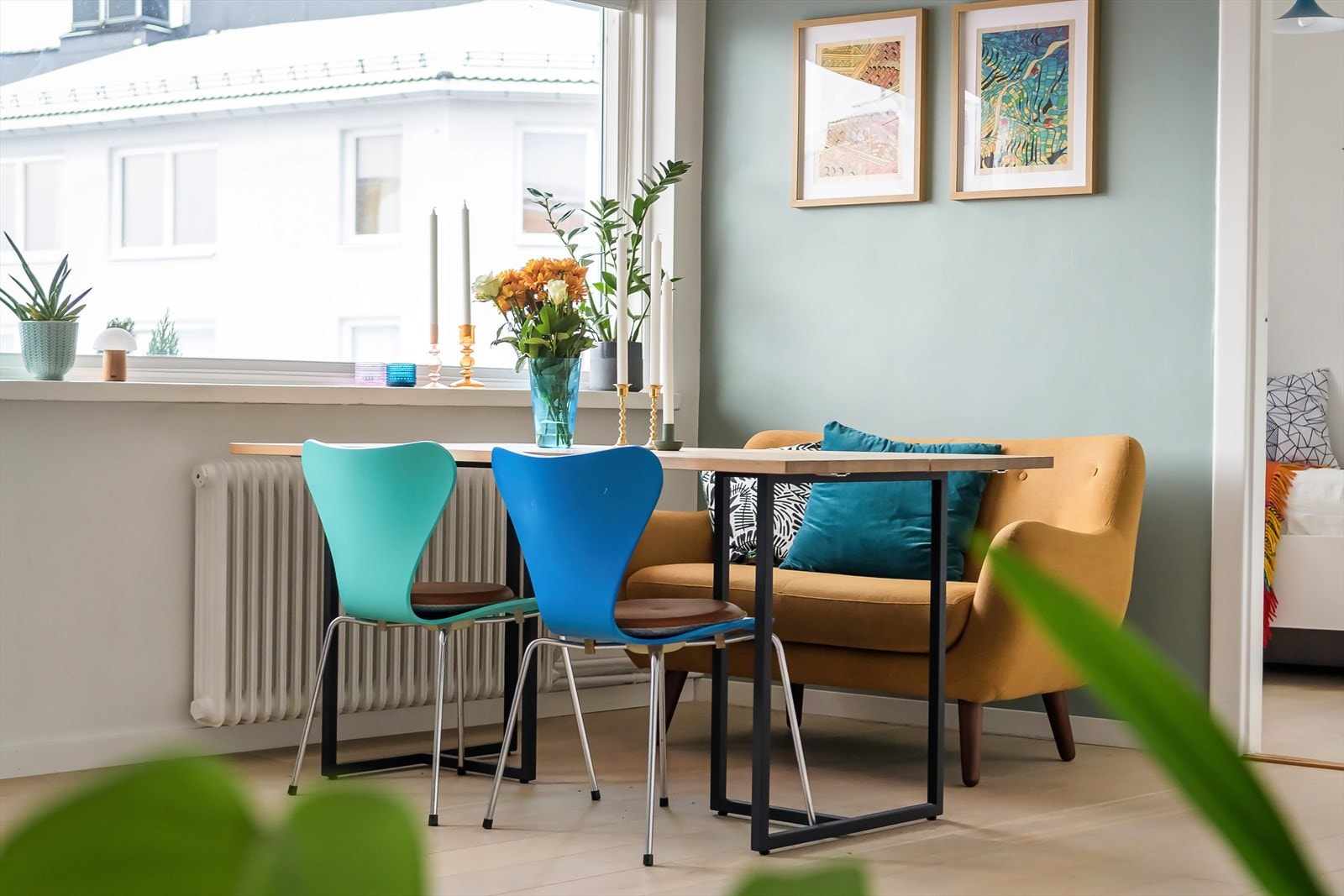 Spisestuen finner sin naturlige plass ved vinduet i tilknytning til kjøkkenet. Galleribilde