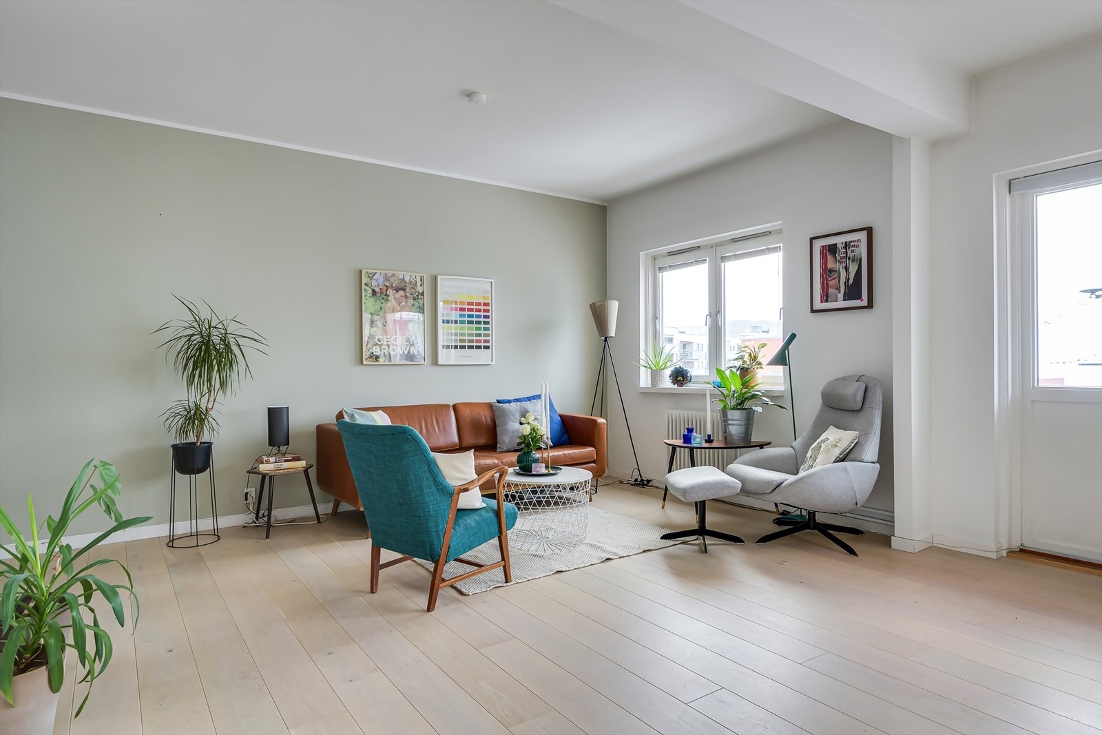 Leiligheten oppleves lys og innbydende med en gjennomgående planløsning og god standard. Galleribilde