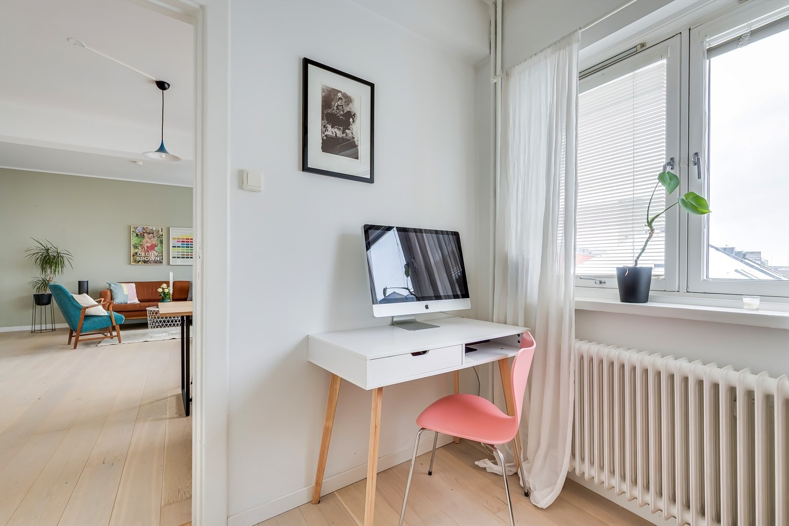 Rommet har adkomst fra stuen. Her finner du plassbygd seng, og mulighet for skrivebord i hjørnet. Galleribilde