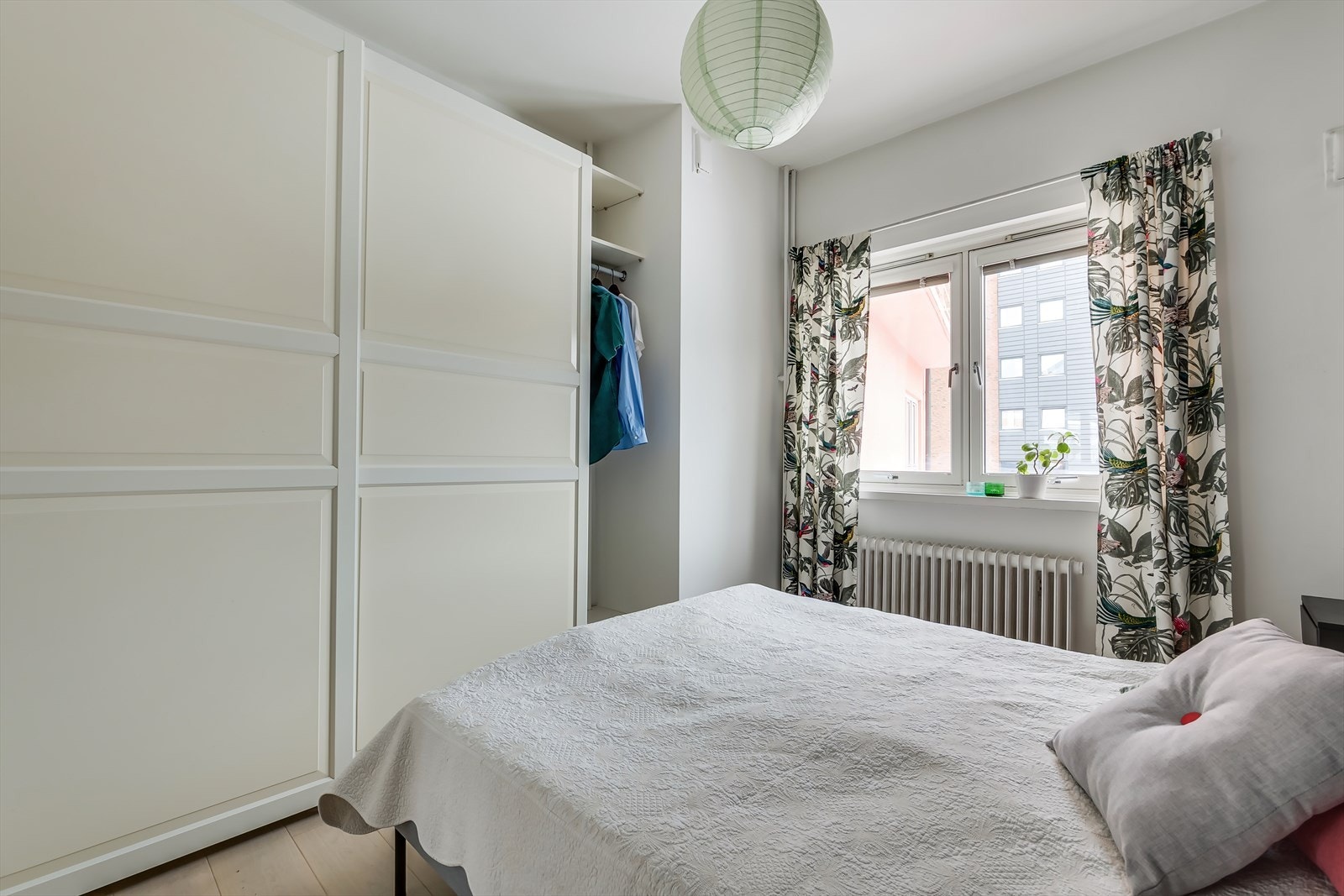 Et romslig garderobeskap gir rikelig med oppbevaringsplass. Galleribilde