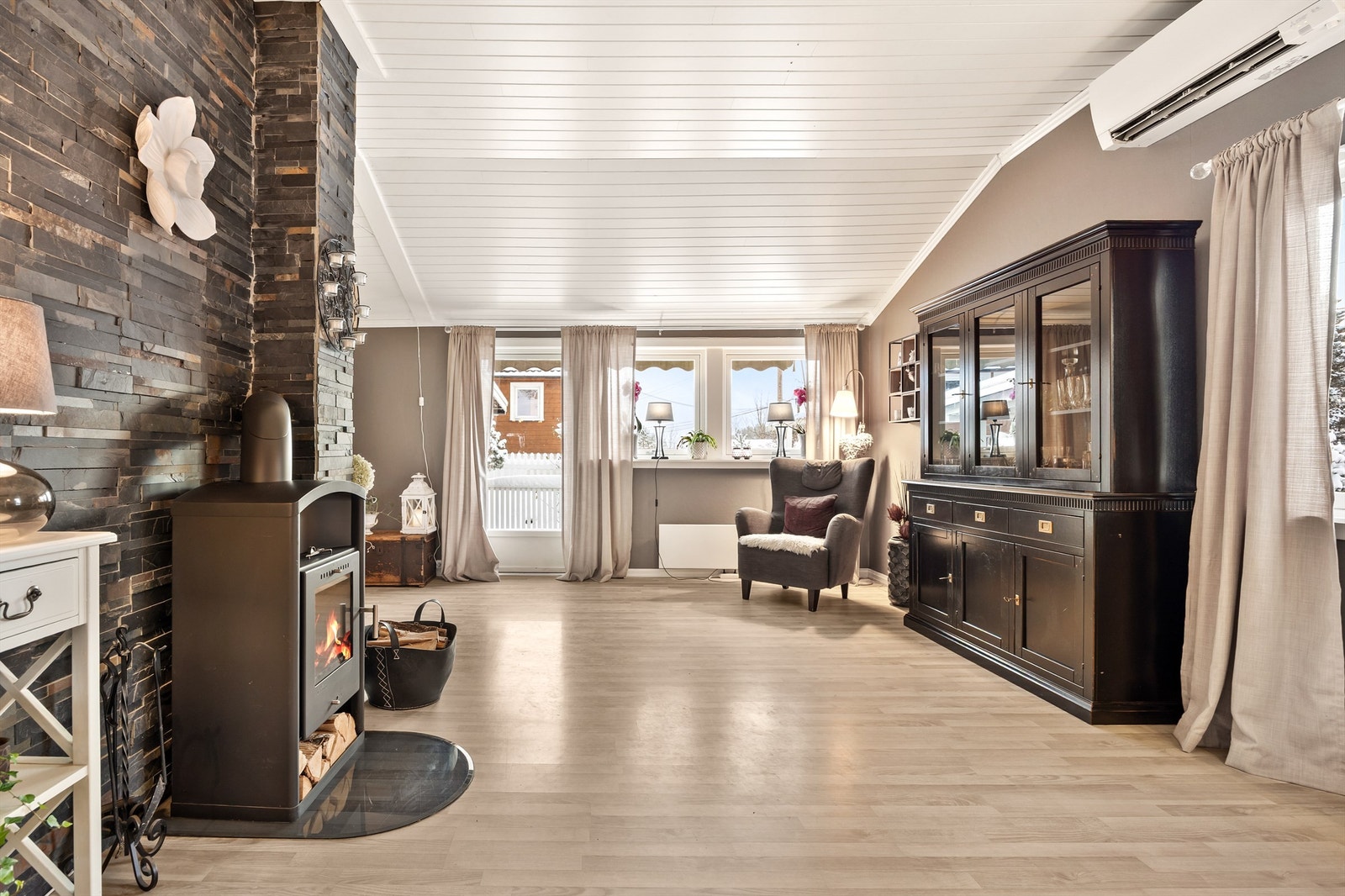 Store vindusflater gir godt med naturlig lys, og fra stuen er det direkte utgang til terrasse, noe som gir en fin forlengelse av oppholdsrommet i sommerhalvåret Galleribilde