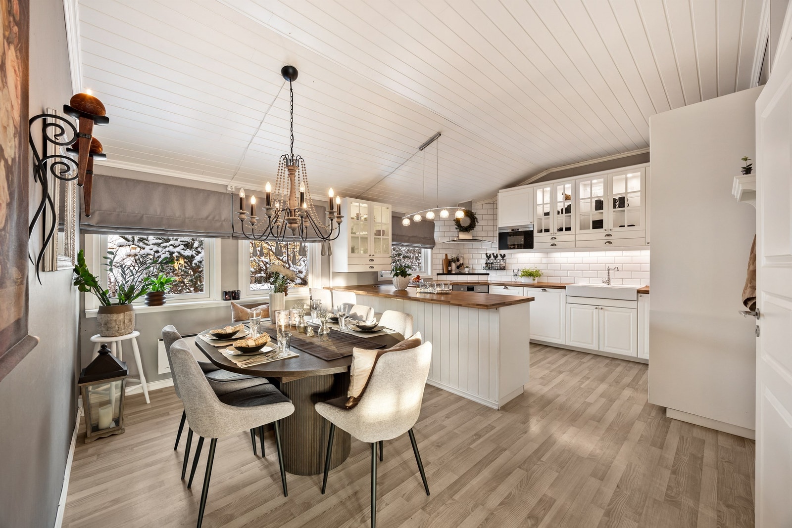 Tidsriktig kjøkkeninnredning fra 2017 med profilerte fronter og laminat benkeplate Galleribilde