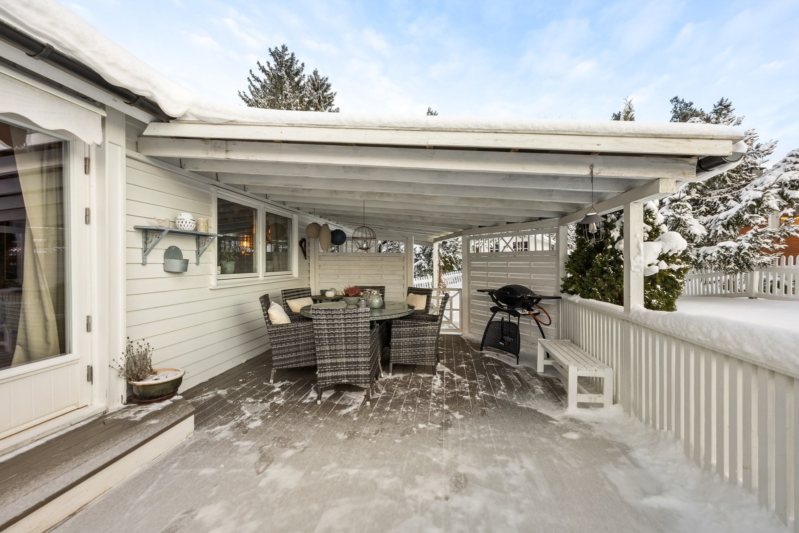Romslig terrasse med enkel adkomst fra stuen. Perfekt for å nyte uteområdet året rundt Galleribilde