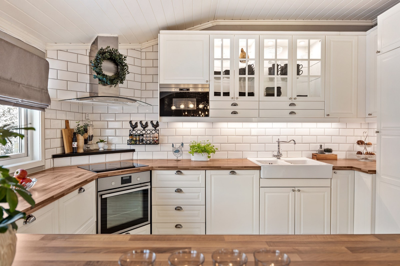 Kjøkkenet er utstyrt med integrerte hvitevarer bestående av kjøle og fryseskap, oppvaskmaskin, komfyr i benk og nedfelt platetopp Galleribilde