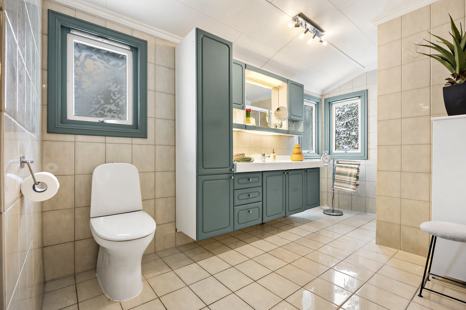 Baderom av ukjent opprinnelig årstall, oppgradert i 2017 med nye fliser og innredning Galleribilde