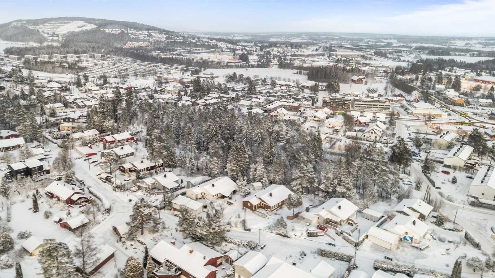 Det er gode kollektivforbindelser i nærområdet, samt enkel adkomst til hovedveinettet, noe som gjør beliggenheten praktisk for pendlere Galleribilde