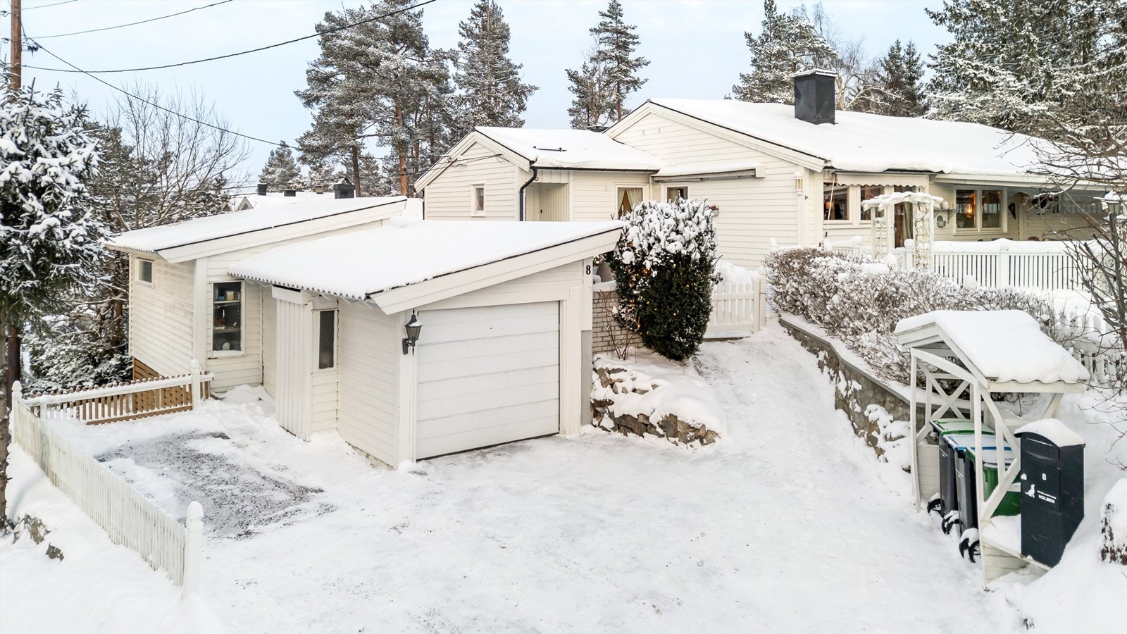 Boligen har egen garasje, i tillegg til rikelig med plass til flere biler på den opparbeidede gårdsplassen Galleribilde