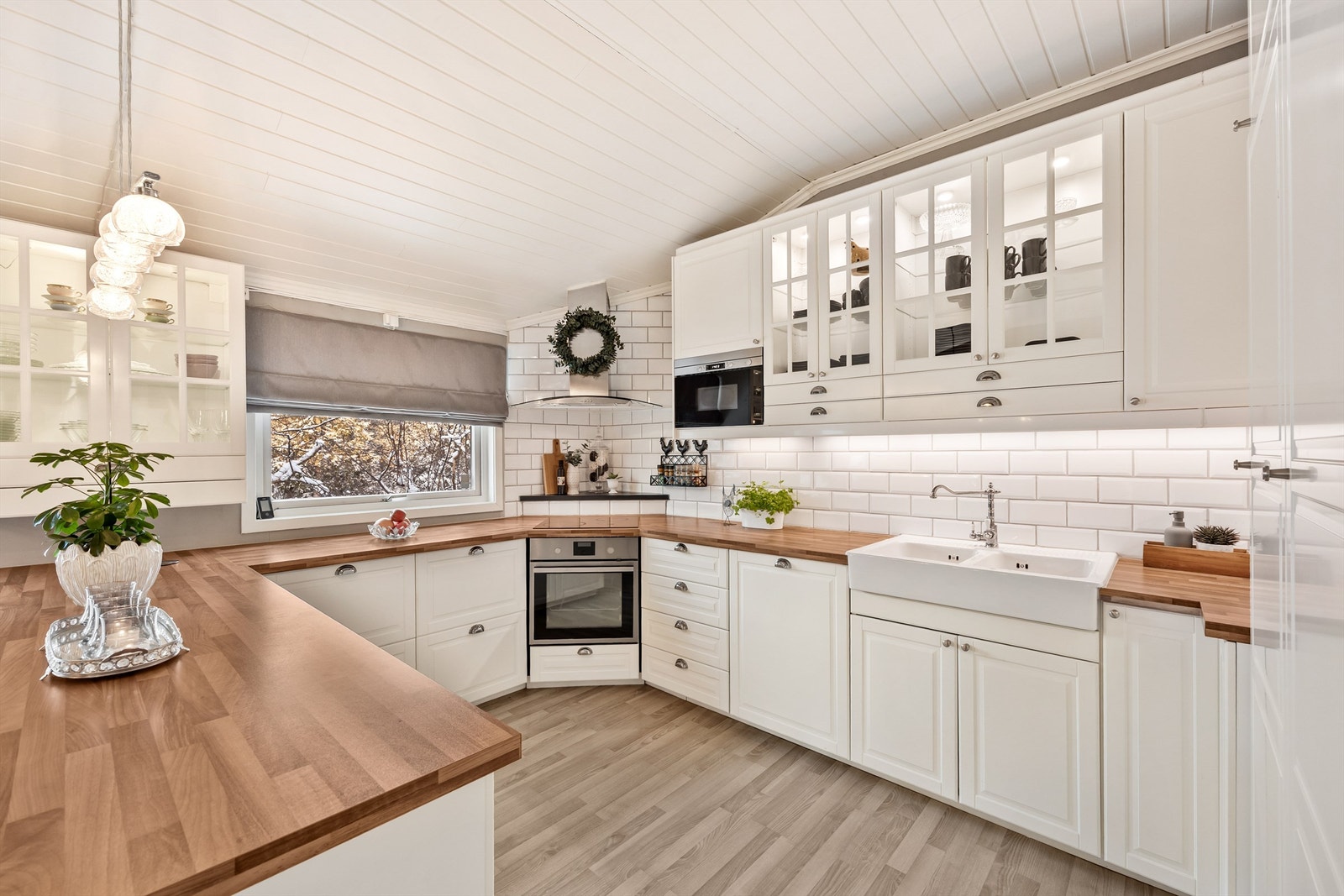 Fliser mellom benk og overskap gir et helhetlig uttrykk Galleribilde