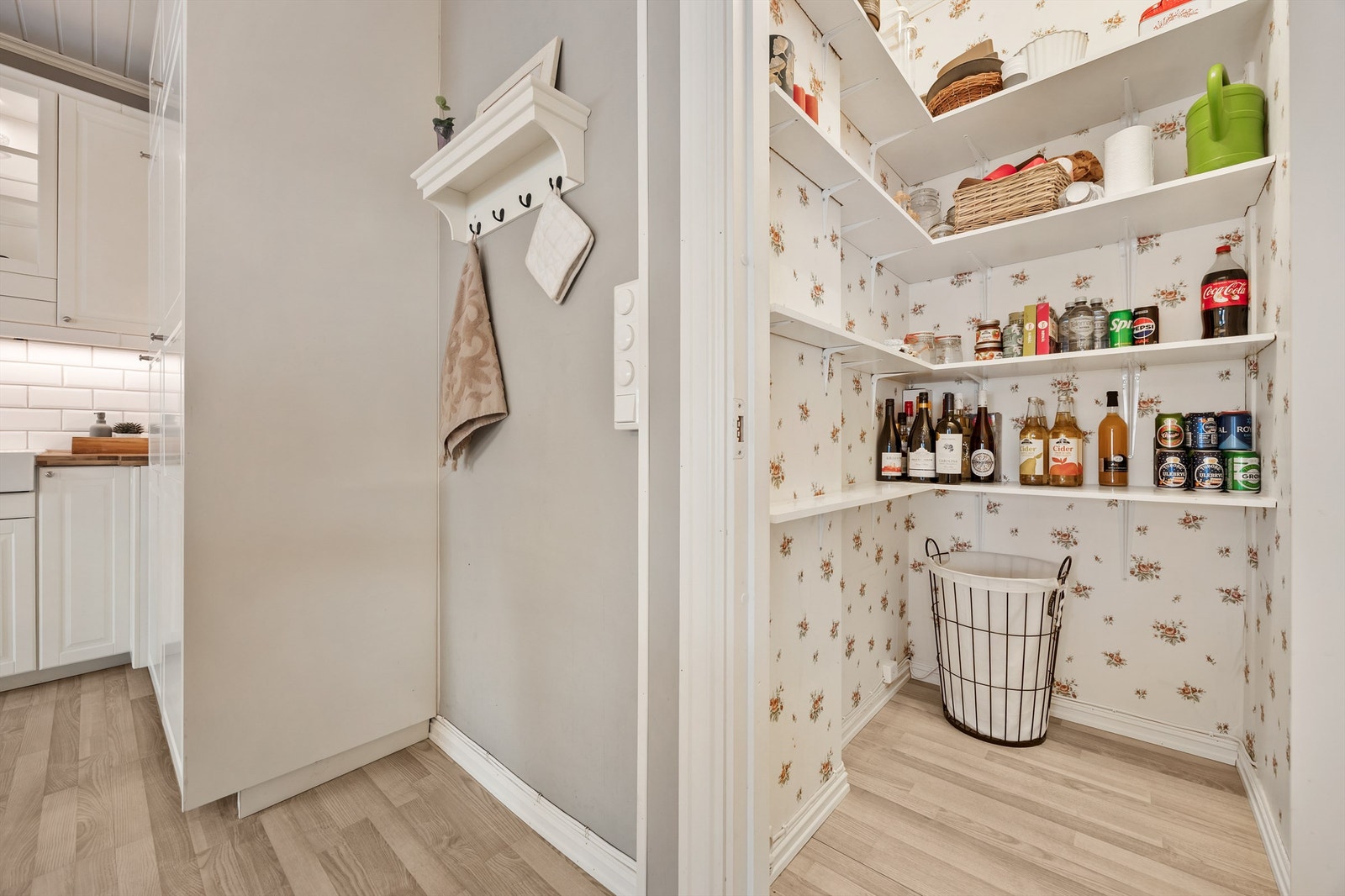 Praktisk matbod lett tilgjengelig fra kjøkken Galleribilde