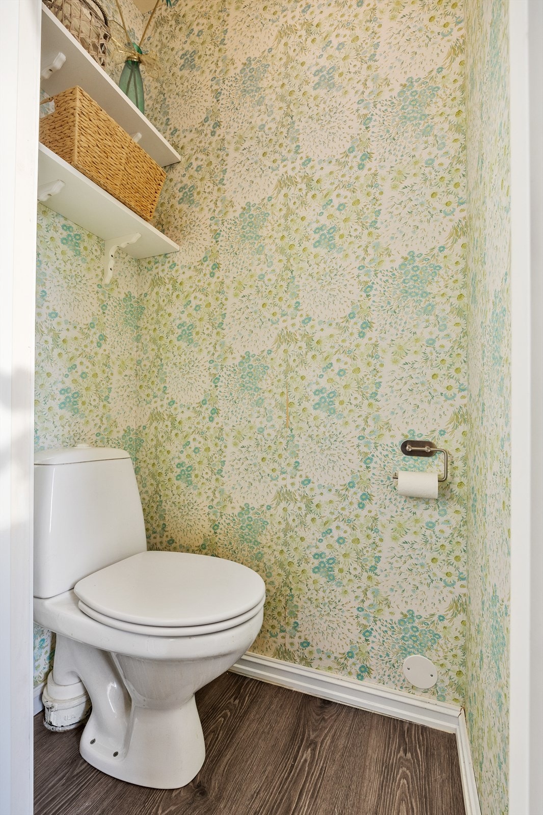 Toalettrom i boligens entré, noe som er perfekt ved besøk Galleribilde