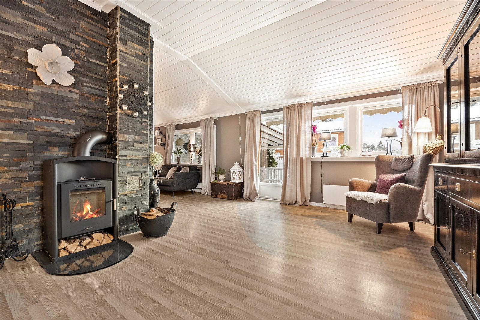 Utgang fra stue til sørvendt markterrasse Galleribilde