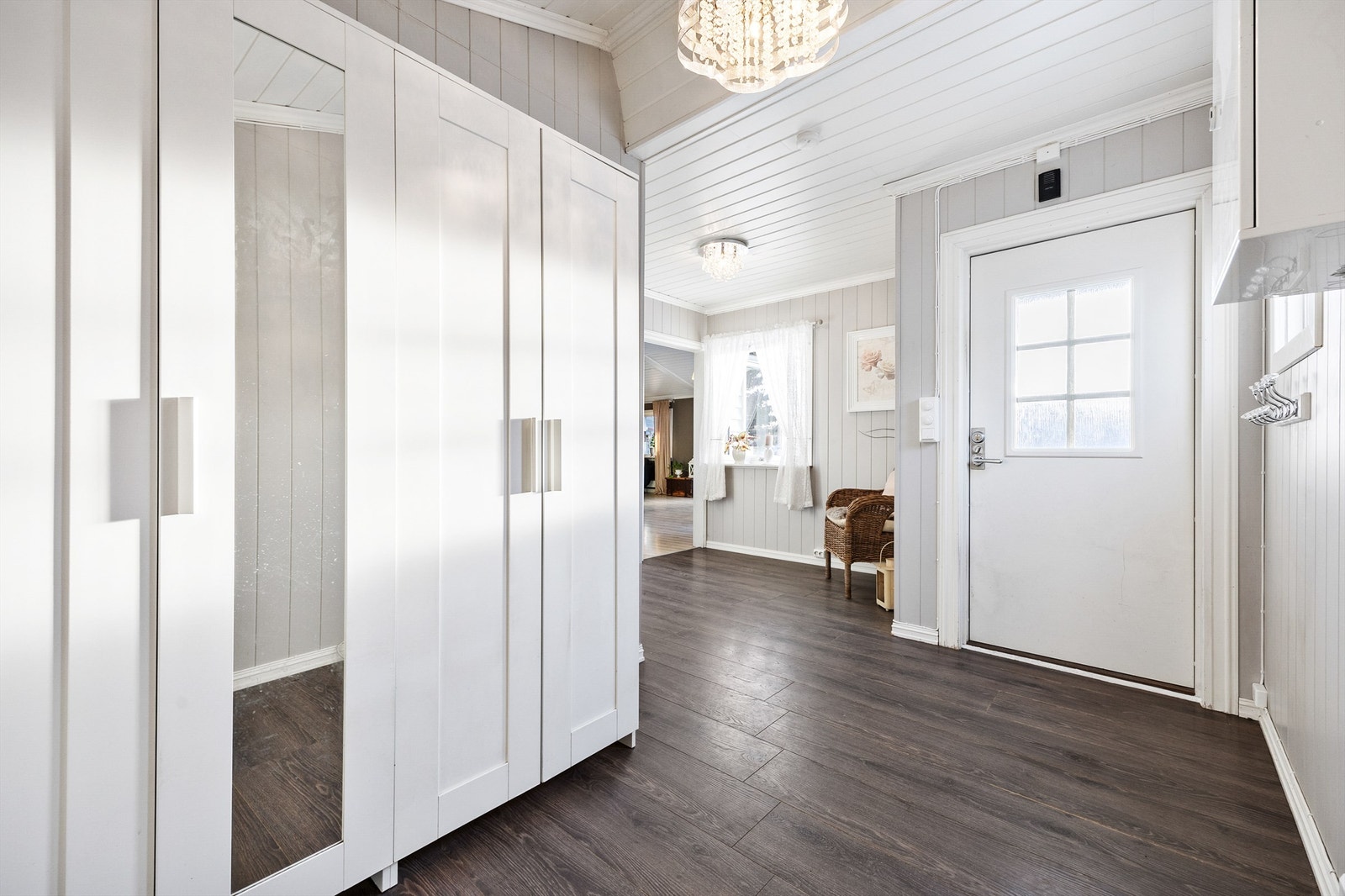 Boligen ønsker deg velkommen med en entré med god plass til oppheng av ytterklær og sko Galleribilde