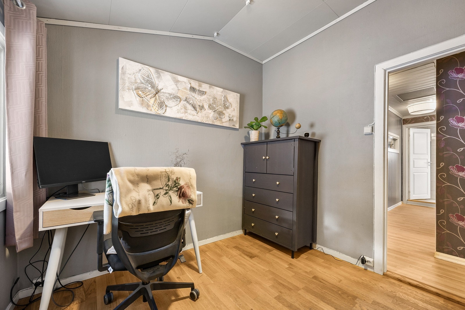 Rommet er i nyere tid brukt som soverom, men blir i dag brukt som kontor. Rommet er i byggetegninger ikke godkjent som soverom. Viser til punkt om ferdigattest Galleribilde