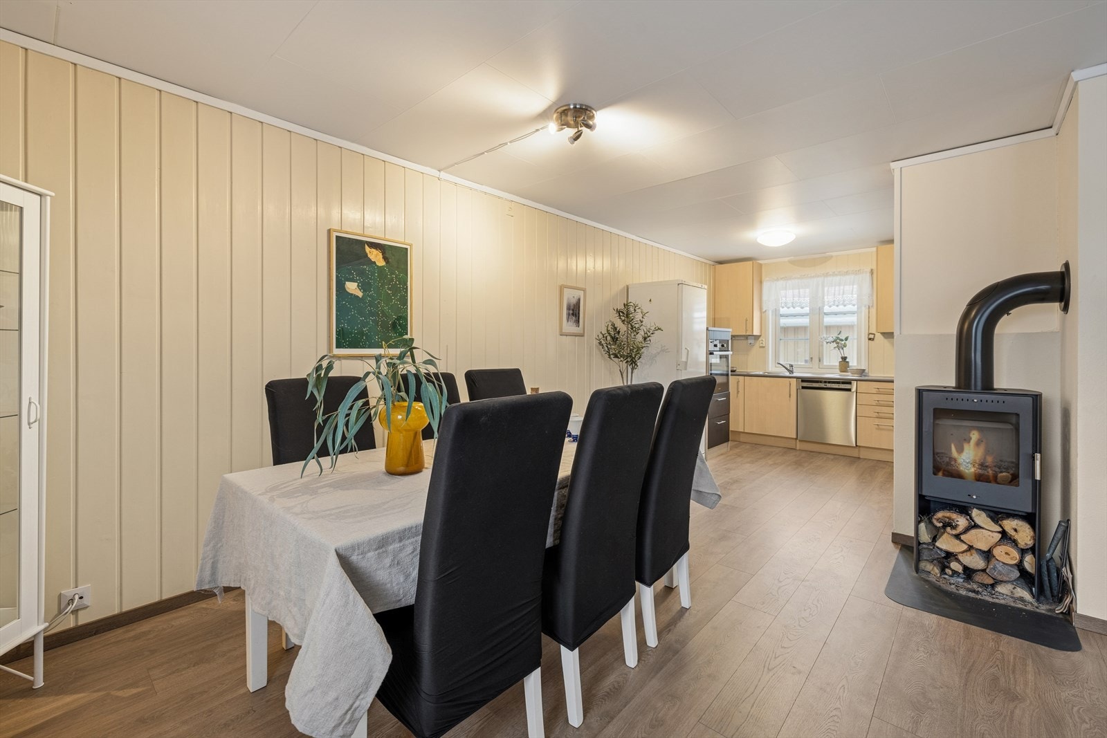 Spisegruppen kan plasseres i den naturlige sonen mellom kjøkkenet og stuen, noe som skaper en god flyt og et sosialt samlingspunkt i boligen. Galleribilde