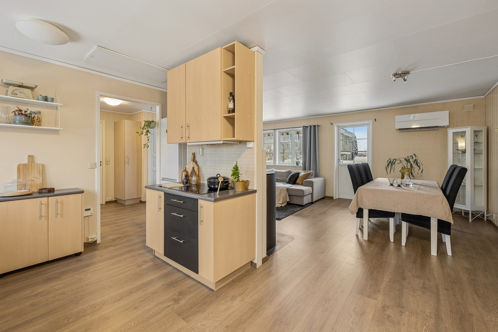 Åpen kjøkkenløsning med laminert benkeplate gir god arbeidsplass. Galleribilde