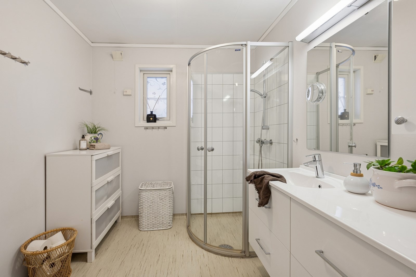 Badet har belegg på gulvet med varme, og veggene har våtromsplater. Galleribilde