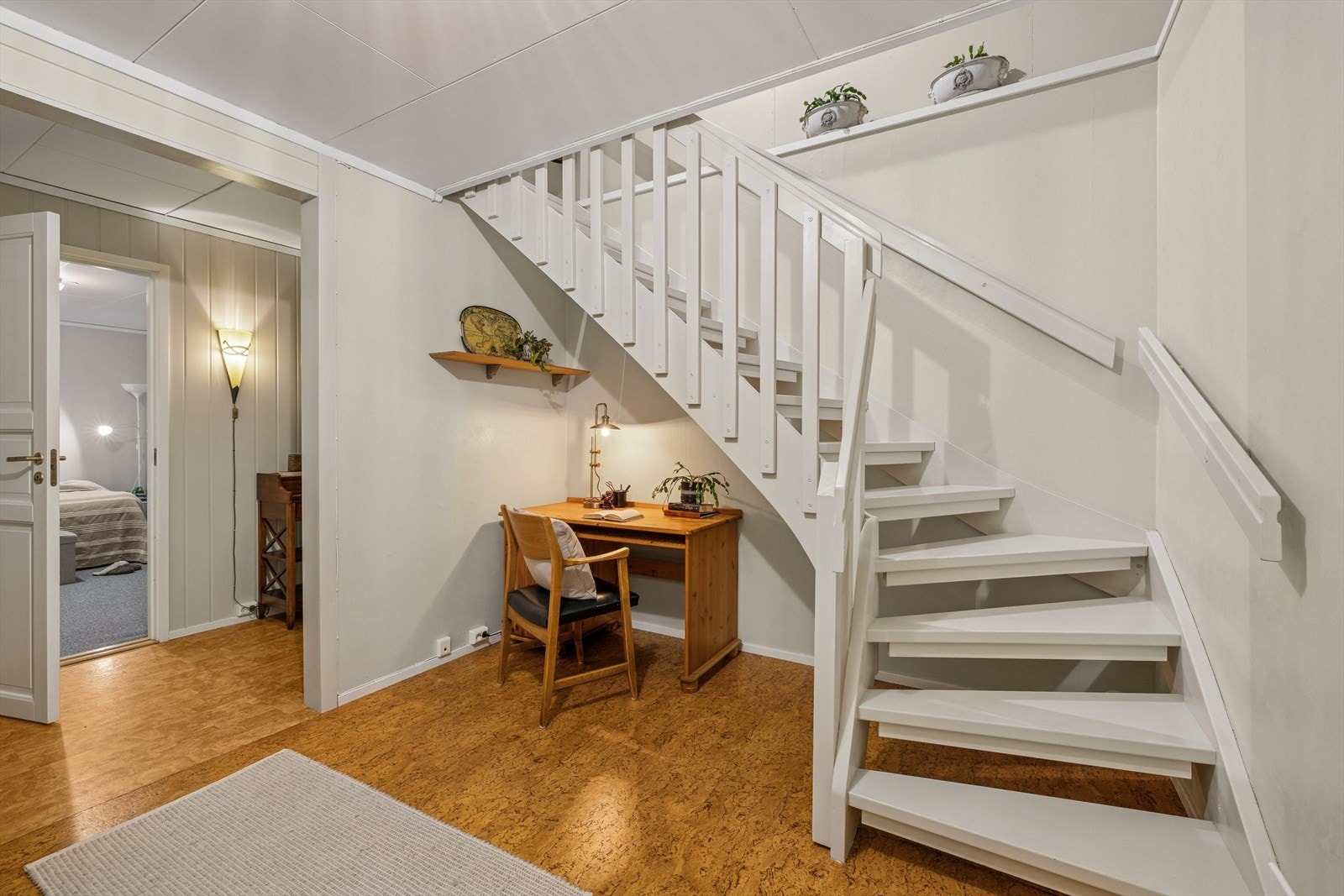 Lys og trivelig gang i underetasjen. Galleribilde