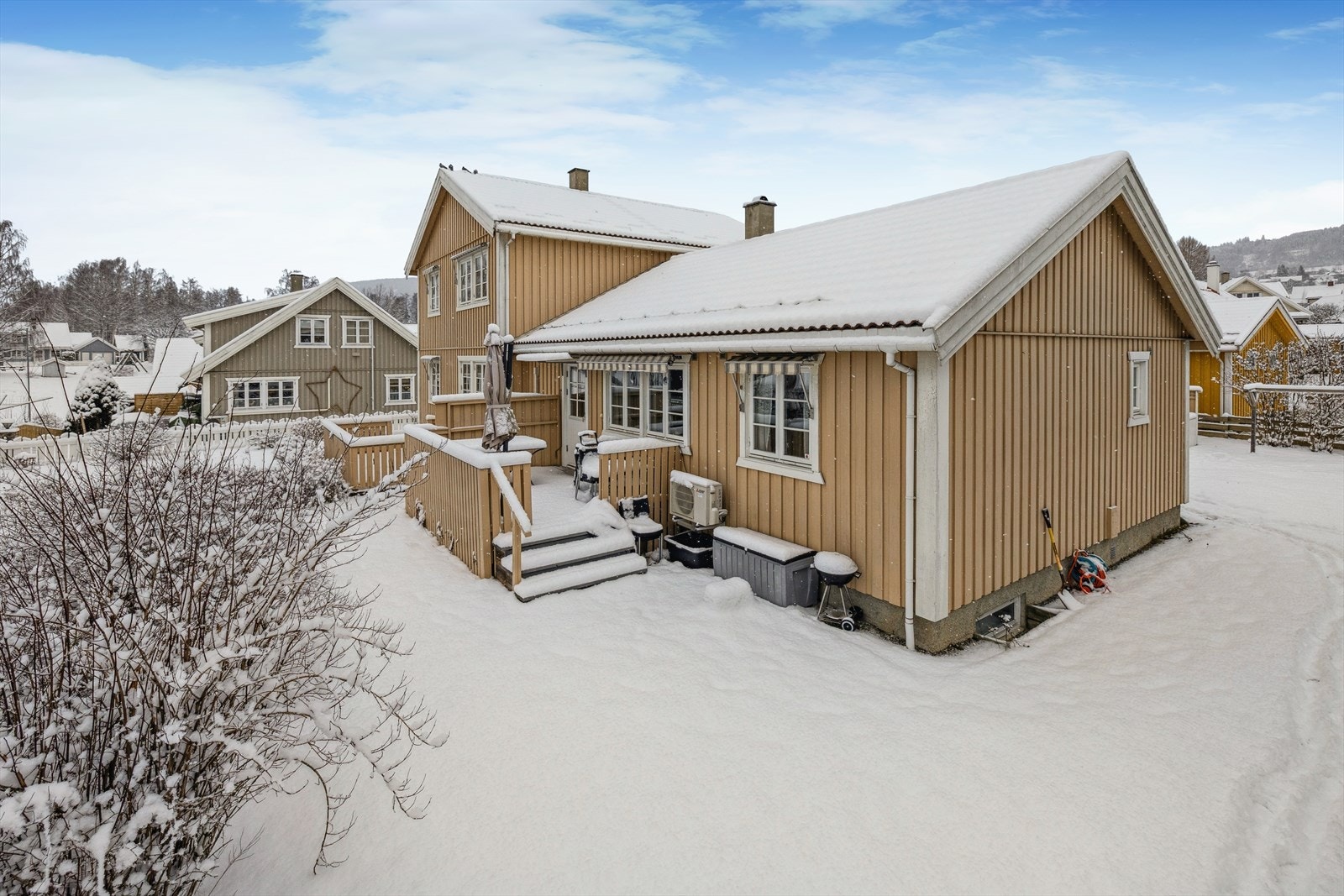 Vestvendt veranda hvor en har god plass for utemøblement. Det er trapp ned til hagen og levegg mot nabo Galleribilde