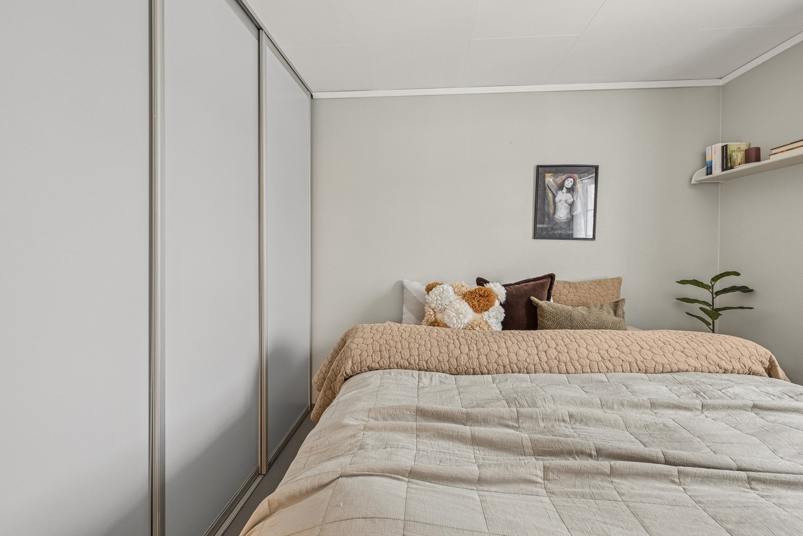 Skyvedørsgarderobe gir godet med oppbevaringplass på soverommet. Galleribilde