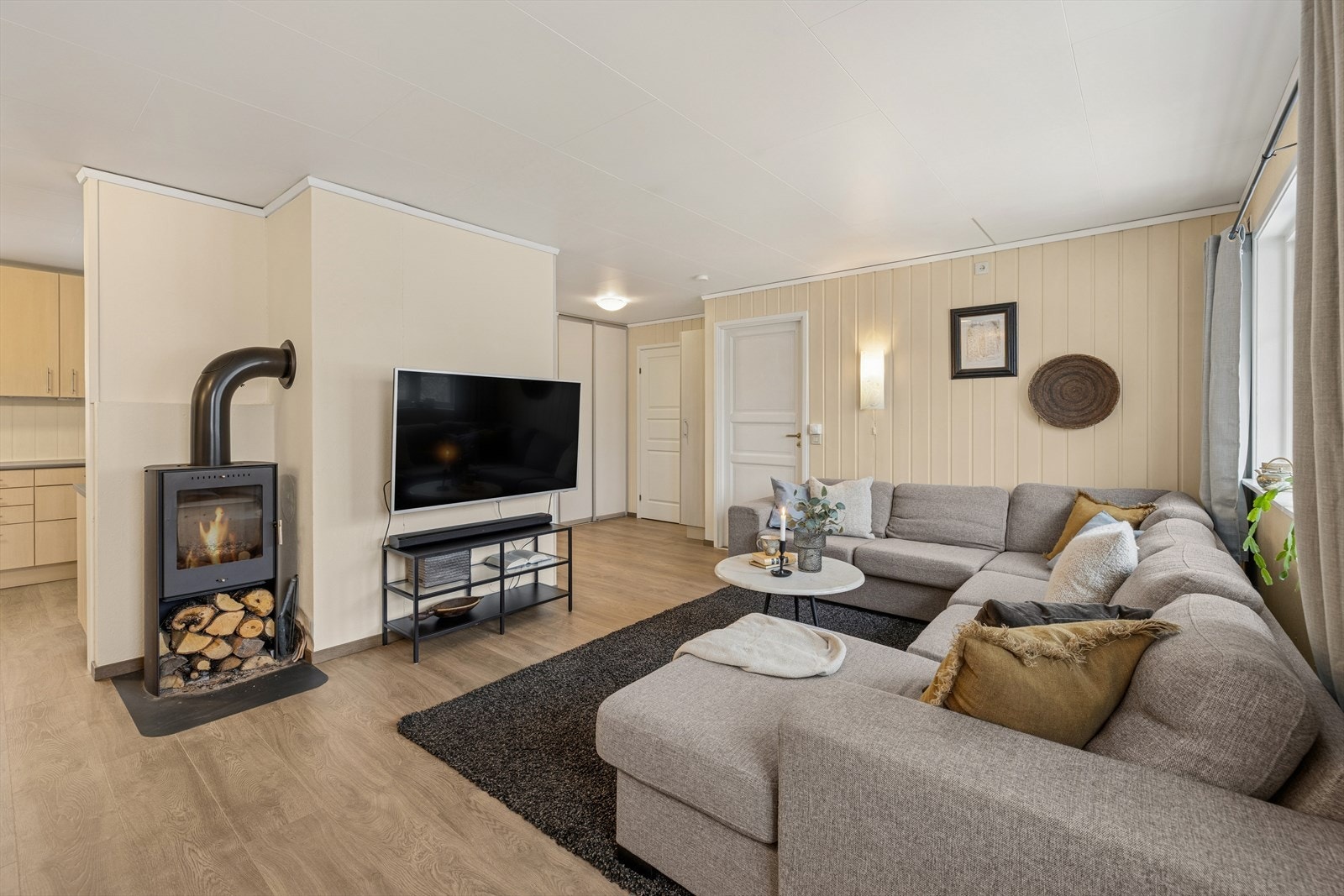 Vedovn bidrar med jevn varme og skaper en behagelig atmosfære. Galleribilde