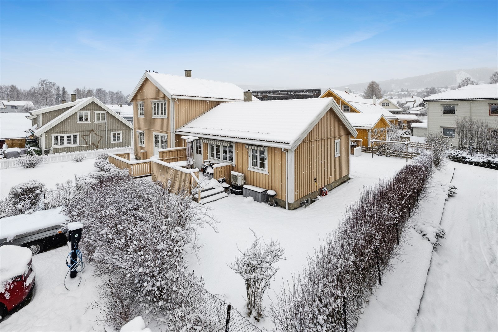 Boligen ligger i et veletablert og rolig strøk på Busmoen, like nedenfor sentrumskjernen. Galleribilde