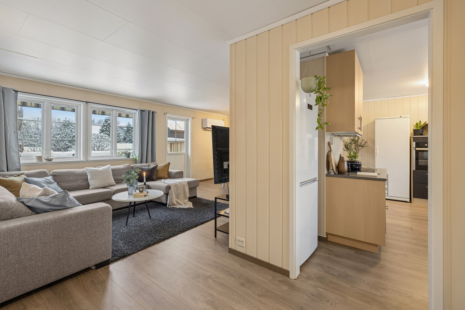 Direkte forbindelse til kjøkkenet gir en naturlig flyt mellom sonene. Galleribilde